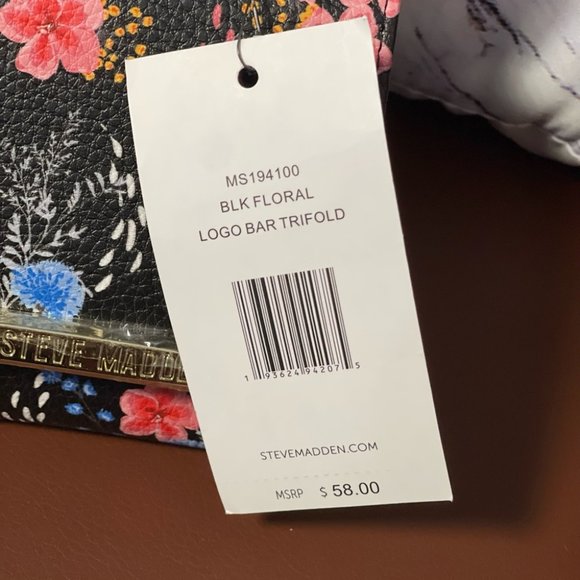 STEVE MADDEN LOGO BAR TRIFOLD WALLET IN GIFT BOX - Picture 15 of 16